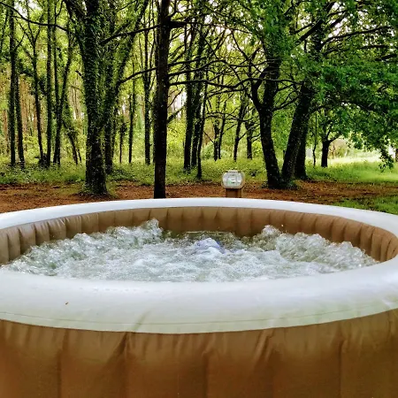Luxusní stan Luxury Safari Tent With Hot Tub At La Fortinerie Mouliherne